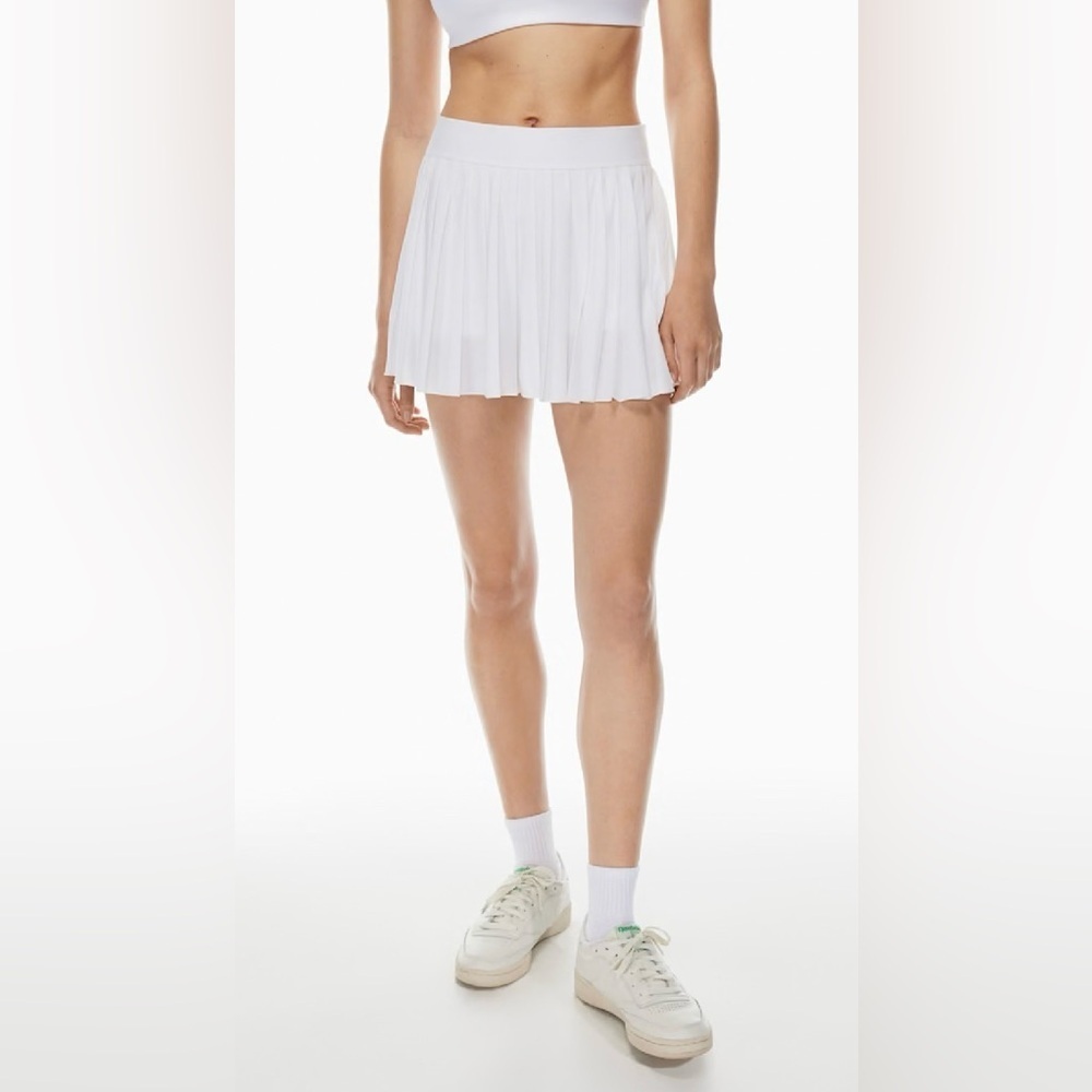 ARITZIA TnAction TnaMOVE™ Tennis Mini Skirt White M Supportive Sweat Wicking
